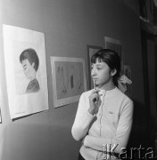 Luty 1965, Warszawa, Polska.
Dziewczynka oglądająca wystawę rysunków.
Fot. Romuald Broniarek/KARTA