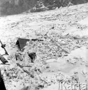 Styczeń 1966, Wyszogród, Polska.
Rozbijanie zatoru lodowego przy drewnianym moście na Wiśle.
Fot. Romuald Broniarek/KARTA