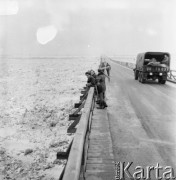 Styczeń 1966, Wyszogród, Polska.
Grupa mężczyzn obserwuje z mostu zator lodowy.
Fot. Romuald Broniarek/KARTA