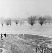 Styczeń 1966, Wyszogród, Polska.
Dwaj chłopcy nad brzegiem rozlanej Wisły.
Fot. Romuald Broniarek/KARTA