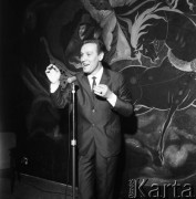 Luty 1966, Warszawa, Polska.
Piosenkarz Mieczysław Wojnicki podczas występu w Domu Kultury Radzieckiej.
Fot. Romuald Broniarek/KARTA