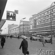 Marzec 1966, Warszawa, Polska.
Tramwaje w Alejach Jerozolimskich, z prawej Dom Handlowy 
