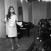 Kwiecień 1966, Warszawa, Polska.
Violetta Villas podczas koncertu w Domu Kultury Radzieckiej.
Fot. Romuald Broniarek/KARTA