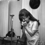 Kwiecień 1966, Warszawa, Polska.
Violetta Villas podczas koncertu w Domu Kultury Radzieckiej.
Fot. Romuald Broniarek/KARTA