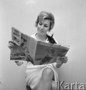 1966, Warszawa, Polska.
Spikerka Polskiego Radia Irena Falska czyta tygodnik 