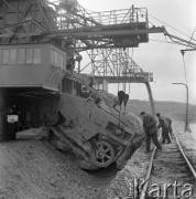 Październik 1966, Turoszów, Polska.
Wydobycie węgla brunatnego w kopalni odkrywkowej.
Fot. Romuald Broniarek/KARTA