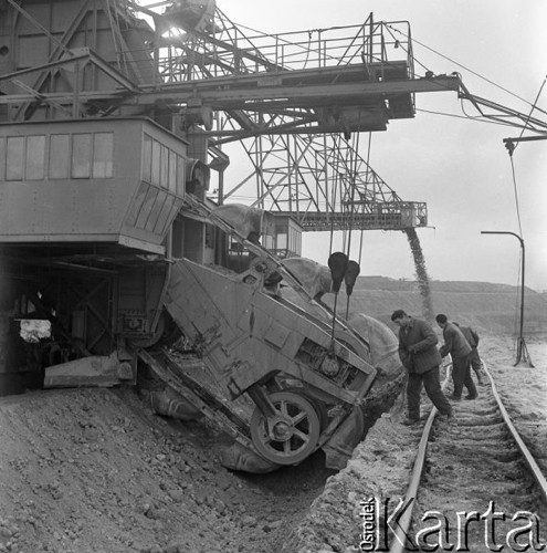 Październik 1966, Turoszów, Polska.
Wydobycie węgla brunatnego w kopalni odkrywkowej.
Fot. Romuald Broniarek/KARTA