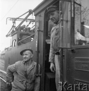 Październik 1966, Turoszów, Polska.
Dwaj pracownicy kopalni odkrywkowej w Turoszowie.
Fot. Romuald Broniarek/KARTA