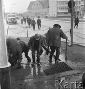 Październik 1966, Bogatynia, Polska.
Robotnicy przed budynkiem.
Fot. Romuald Broniarek/KARTA