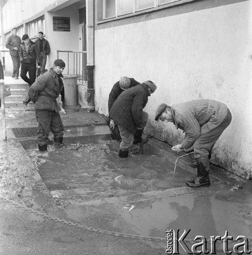 Październik 1966, Bogatynia, Polska.
Robotnicy przed budynkiem.
Fot. Romuald Broniarek/KARTA