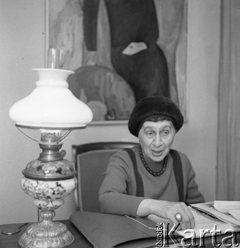 Październik 1966, Warszawa, Polska.
Jadwiga Grabowska, szefowa Mody Polskiej, w swoim gabinecie.
Fot. Romuald Broniarek/KARTA