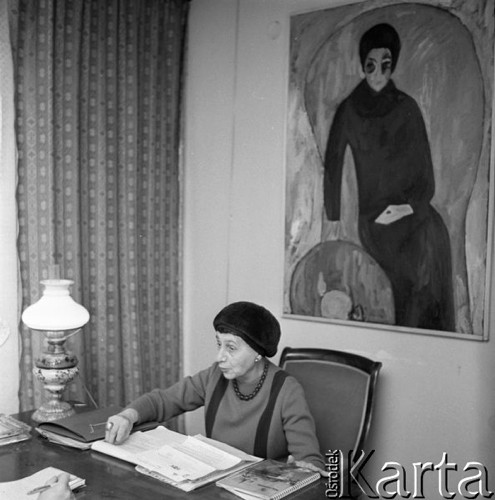 Październik 1966, Warszawa, Polska.
Jadwiga Grabowska, szefowa Mody Polskiej, w swoim gabinecie.
Fot. Romuald Broniarek/KARTA