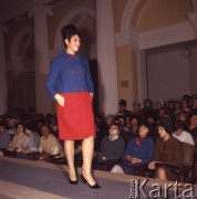 Listopad 1966, Warszawa, Polska.
Pokaz radzieckiej mody, modelka w płaszczu.
Fot. Romuald Broniarek/KARTA