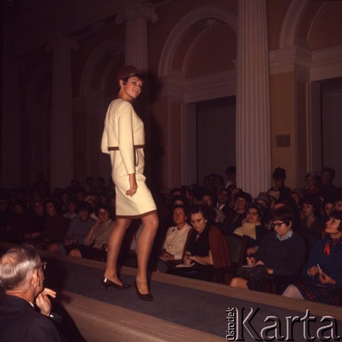 Listopad 1966, Warszawa, Polska.
Pokaz radzieckiej mody, modelka w kostiumie.
Fot. Romuald Broniarek/KARTA