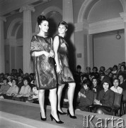 Listopad 1966, Warszawa, Polska.
Pokaz radzieckiej mody, dwie modelki w sukienkach.
Fot. Romuald Broniarek/KARTA
