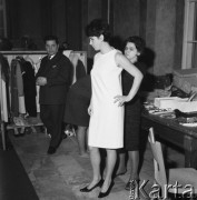 Listopad 1966, Warszawa, Polska.
Pokaz radzieckiej mody, modelka ubiera się za kulisami.
Fot. Romuald Broniarek/KARTA