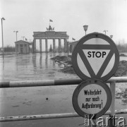 Grudzień 1966, Berlin, Niemiecka Republika Demokratyczna (NRD)
Brama Brandenburska, na pierwszym planie szlaban ze znakiem STOP i zakazem wjazdu.
Fot. Romuald Broniarek/KARTA