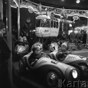 Grudzień 1966, Berlin, Niemiecka Republika Demokratyczna (NRD)
Zabawa w wesołym miasteczku - dzieci w samochodzikach.
Fot. Romuald Broniarek/KARTA