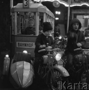 Grudzień 1966, Berlin, Niemiecka Republika Demokratyczna (NRD)
Zabawa w wesołym miasteczku - dzieci na karuzeli.
Fot. Romuald Broniarek/KARTA