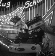 Grudzień 1966, Berlin, Niemiecka Republika Demokratyczna (NRD)
Zabawa w wesołym miasteczku - ludzie na karuzeli.
Fot. Romuald Broniarek/KARTA