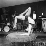 Grudzień 1966, Berlin, Niemiecka Republika Demokratyczna (NRD)
Występ akrobatki w restauracji nocnej 
