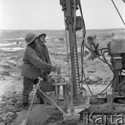 Luty 1967, Tarnobrzeg, Polska. 
Odkrywkowa kopalnia siarki, dwaj robotnicy stoją obok maszyny.
Fot. Romuald Broniarek/KARTA