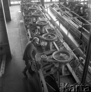 Luty 1967, Tarnobrzeg, Polska. 
Odkrywkowa kopalnia siarki, robotnik obok pracujących maszyn.
Fot. Romuald Broniarek/KARTA