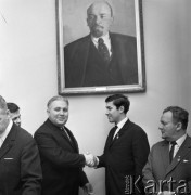 Marzec 1967, Warszawa, Polska.
Odznaki 1000-lecia dla zespołu tygodnika 