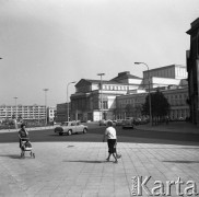 1967, Warszawa, Polska.
Kobieta z dzieckiem w wózku na Placu Teatralnym, w tle Teatr Wielki.
Fot. Romuald Broniarek/KARTA