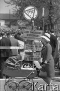 Marzec 1967, Warszawa, Polska.
Giełda samochodowa przy ulicy Dzikiej, na pierwszym planie kobieta z dzieckiem w wózku.
Fot. Romuald Broniarek/KARTA