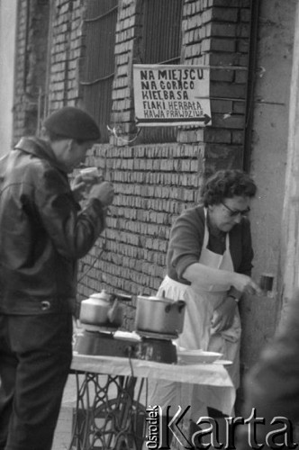 Marzec 1967, Warszawa, Polska.
Giełda samochodowa przy ulicy Dzikiej, punkt gastronomiczny, napis: 