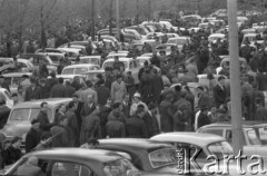 Marzec 1967, Warszawa, Polska.
Giełda samochodowa przy ulicy Dzikiej.
Fot. Romuald Broniarek/KARTA