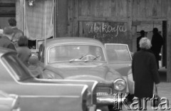 Marzec 1967, Warszawa, Polska.
Giełda samochodowa przy ulicy Dzikiej, toalety.
Fot. Romuald Broniarek/KARTA