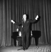 Kwiecień 1967, Tychy, Polska.
Jan Pietrzak podczas koncertu zorganizowanego przez tygodnik 