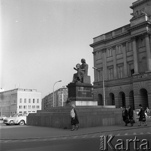 Kwiecień 1967, Warszawa, Polska.
Pomnik Mikołaja Kopernika, w tle Pałac Staszica.
Fot. Romuald Broniarek/KARTA