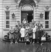 Maj 1967, Warszawa, Polska.
Klub-Kino Aurora przy ul. Dobrej 33/35, grupa osób przed wejściem.
Fot. Romuald Broniarek/KARTA