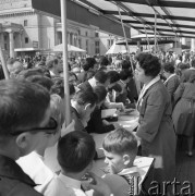 Maj 1967, Warszawa, Polska.
Kiermasz książki przed Pałacem Kultury i Nauki.
Fot. Romuald Broniarek/KARTA