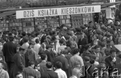 Maj 1967, Warszawa, Polska.
Kiermasz książki przed Pałacem Kultury i Nauki, hasło nad stoiskiem 