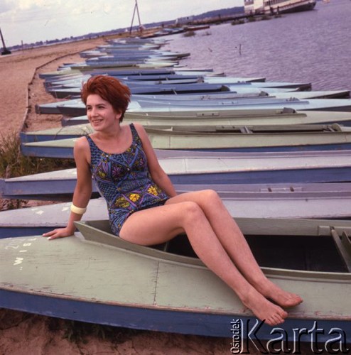Lipiec 1967, Polska.
Dziewczyna w stroju kąpielowym siedzi w kajaku na brzegu Zalewu Zegrzyńskiego.
Fot. Romuald Broniarek/KARTA