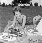 Lipiec 1967, Polska.
Dziewczyna leżąca na kocu słucha płyt z radzieckiej wytwórni 