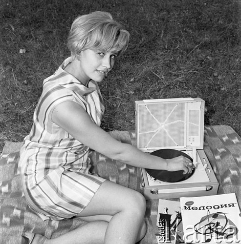 Lipiec 1967, Polska.
Dziewczyna siedząca na kocu słucha płyt z radzieckiej wytwórni 