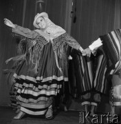Sierpień 1967, Warszawa, Polska.
Występy argentyńskiego Zespołu Pieśni i Tańca - tancerze na scenie.
Fot. Romuald Broniarek/KARTA