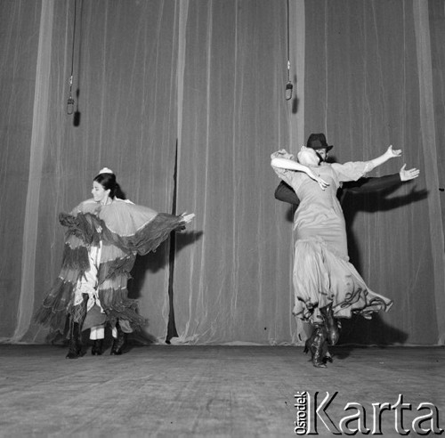 Sierpień 1967, Warszawa, Polska.
Występy argentyńskiego Zespołu Pieśni i Tańca - tancerze na scenie.
Fot. Romuald Broniarek/KARTA