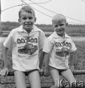 Lipiec 1967, Polska.
Dwaj chłopcy w koszulkach z nadrukiem 