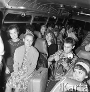 Lipiec 1967, Polska.
Grupa studentów podczas podróży autokarem.
Fot. Romuald Broniarek/KARTA
