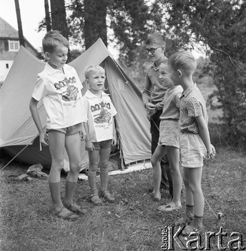 Lipiec 1967, Polska.
Dzieci przed namiotem, z lewej stoją dwaj chłopcy w koszulkach z nadrukiem 