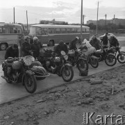 Lipiec 1967, Polska.
Uczestnicy rajdu motocyklowego z Wielkiej Brytanii do Moskwy przed Międzynarodowym Hotelem Studenckim 