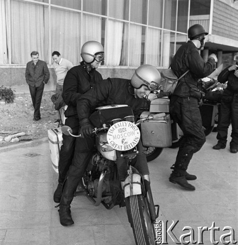 Lipiec 1967, Polska.
Uczestnicy rajdu motocyklowego z Wielkiej Brytanii do Moskwy przed Międzynarodowym Hotelem Studenckim 