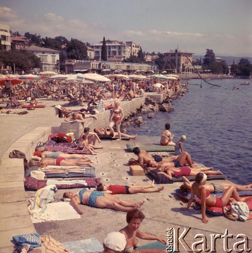 Sierpień 1967, Jugosławia
Turyści opalają się na plaży nad Adriatykiem.
Fot. Romuald Broniarek/KARTA