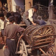 Sierpień 1967, Jugosławia
Handel na bazarze - drewniane koła na wozie.
Fot. Romuald Broniarek/KARTA